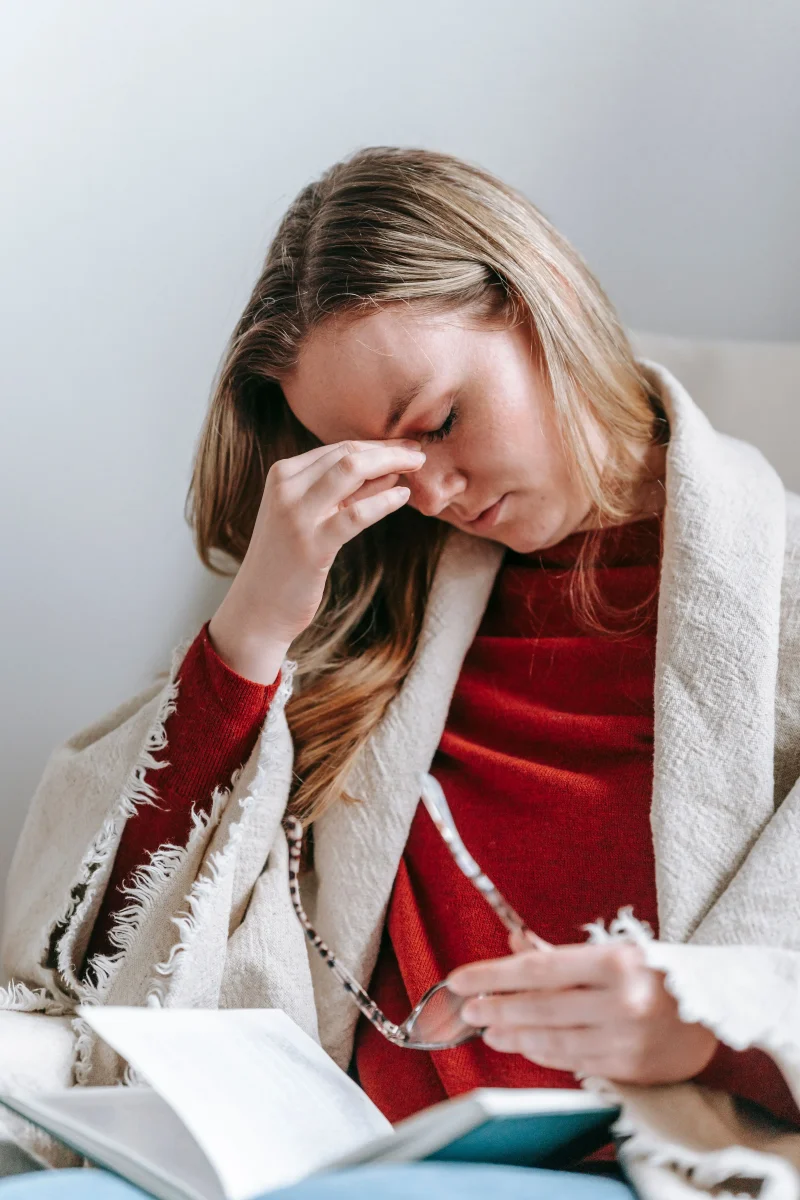 Photo of someone who feels dizzy, a sign that someone faints.